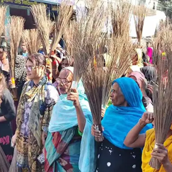 বিএনপির প্রার্থী পরিবর্তনের দাবিতে নারীদের ঝাড়ু মিছিল