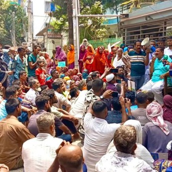 বাড়ির সামনে ভূমিহীনদের অনশন ভাঙালেন ভূমিমন্ত্রী