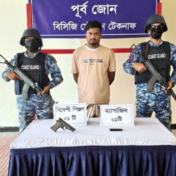 টেকনাফে বিদেশি পিস্তলসহ মানবপাচারকারী আটক