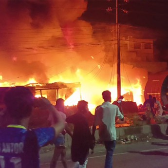 নারায়ণগঞ্জে ঝুটের গুদামে অগ্নিকাণ্ড