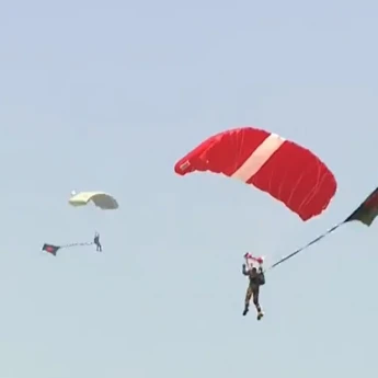 আকাশ জুড়ে লাল-সবুজের মেলা: তেজগাঁওয়ে ৫৪তম বিজয় দিবসের রাজকীয় আয়োজন