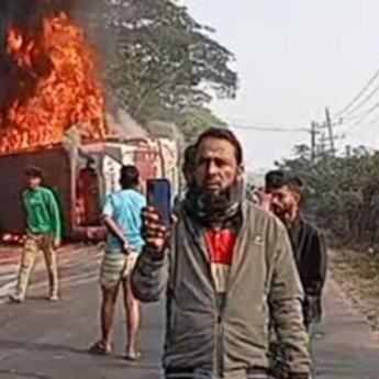 কুমিল্লায় বাস অটোরিকশা মোটরসাইকেলের সংঘর্ষ, দগ্ধ হয়ে নিহত ৪