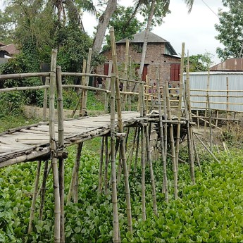 কাশিয়ানীতে চলাচলের রাস্তা বন্ধ করে ৩২ পরিবারের মানুষকে অবরুদ্ধ করার অভিযোগ