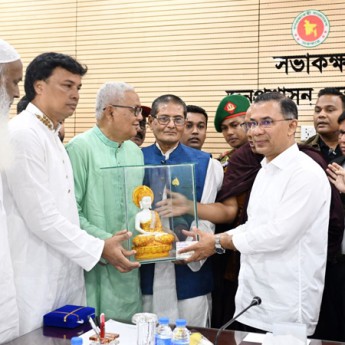 প্রধানমন্ত্রীর সঙ্গে বৌদ্ধ সম্প্রদায়ের নেতৃবৃন্দের শুভেচ্ছা বিনিময়