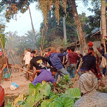 ঝিনাইদহের ফুরসন্দি গ্রামে বিএনপির দুই নেতার সমর্থকদের মধ্যে দীর্ঘদিনের আধিপত্য বিস্তার নিয়ে সংঘর্ষ, ১০ জন আহত।