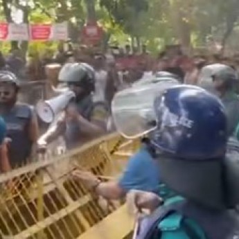 পুলিশের বাধা ভে'ঙে সচিবালয় অভিমুখে ছাত্র জনতা