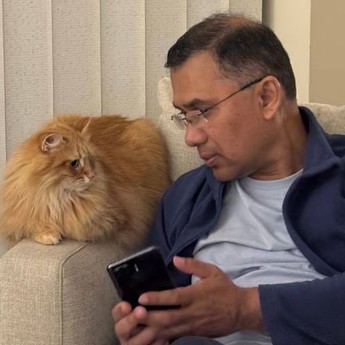 তারেক রহমানের পোষা বিড়াল ‘জেবু’ও আসছে বাংলাদেশে