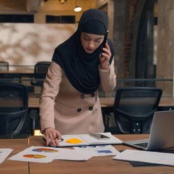 কর্মজীবী নারী ও সংসার খরচ: ইসলাম যা বলছে নারীর সম্পদ রক্ষা নিয়ে