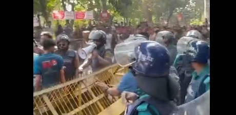 পুলিশের বাধা ভে'ঙে সচিবালয় অভিমুখে ছাত্র জনতা