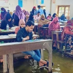 পানির মধ্যেই পরীক্ষা দিলেন কুমিল্লা ভিক্টোরিয়া কলেজের শিক্ষার্থীরা