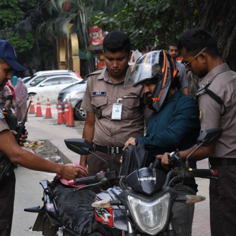রাজধানীজুড়ে নিরাপত্তা জোরদার, সন্দেহজনক যানবাহনে তল্লাশি