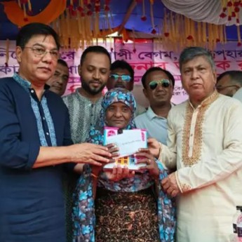 শেখ হাসিনা কালকেই আসুক, হাতকড়া দিয়ে রিসিভ করবো: বিমানমন্ত্রী