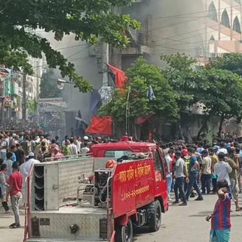 মিরপুরে উচ্ছেদ অভিযানে সংঘর্ষ, সিটি কর্পোরেশনের গাড়িতে আগুন