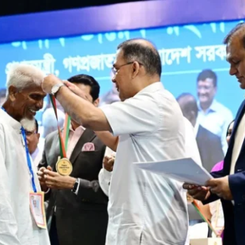 ৫২ বছর ধরে প্রতীকী এক টাকায় পড়ানো গাইবান্ধার ‘এক টাকার শিক্ষক’ লুৎফর পেলেন রাষ্ট্রীয় সম্মাননা