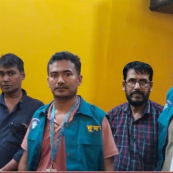 চট্টগ্রামে ২ লাখ টাকা ঘুস নেওয়ার সময় সাব-রেজিস্ট্রারসহ আটক ৩