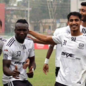 আবাহনীকে হারিয়ে শিরোপার দ্বারপ্রান্তে মোহামেডান
