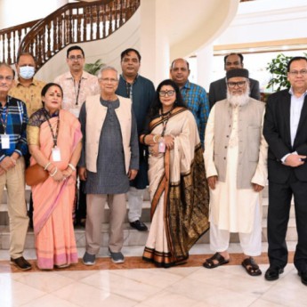 রাষ্ট্রীয় অতিথি ভবন যমুনায় হিন্দু ধর্মীয় নেতাদের সঙ্গে বৈঠক প্রধান উপদেষ্টার : দুর্গাপূজার প্রস্তুতি