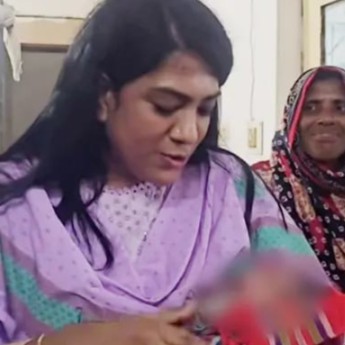 মানসিক ভারসাম্যহীন নারীর কোলজুড়ে কন্যাসন্তান, বাবার পরিচয় অজানা