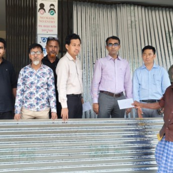 অগ্নিকাণ্ডে ক্ষতিগ্রস্তদের সহায়তা দিল উপজেলা প্রশাসন