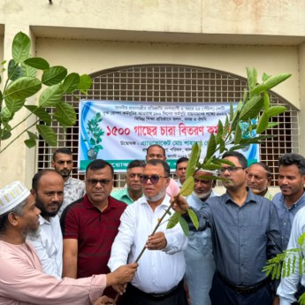 সবুজ বাংলাদেশ গড়তে ঝালকাঠিতে চারা বিতরণ