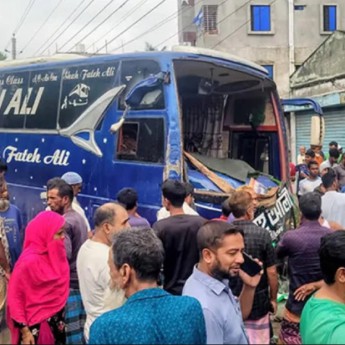 বগুড়ায় শ্রমিকদের ওপর বাস, নিহত ৭
