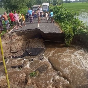 তিস্তার ঢলে লালমনিরহাটে সড়ক বিচ্ছিন্ন