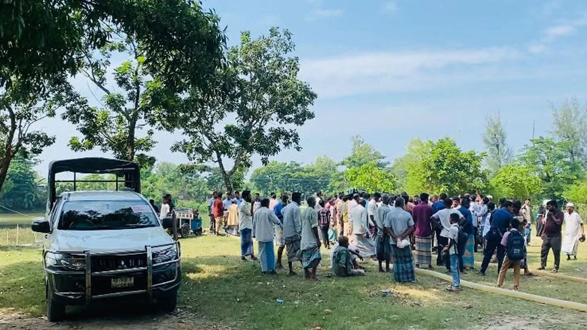 বাঁশখালীতে সরকারি পুকুরের মাছ লুটের চেষ্টা, অভিযোগ বিএনপি নেতার বিরুদ্ধে