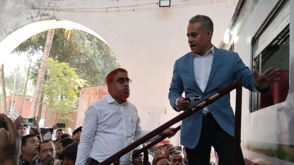 সৈয়দপুর রেলকারখানায় কাজের নিম্নমানে ক্ষুব্ধ মন্ত্রী, 'নিজের বাড়ির জানালা এভাবে সংস্কার করতেন?'