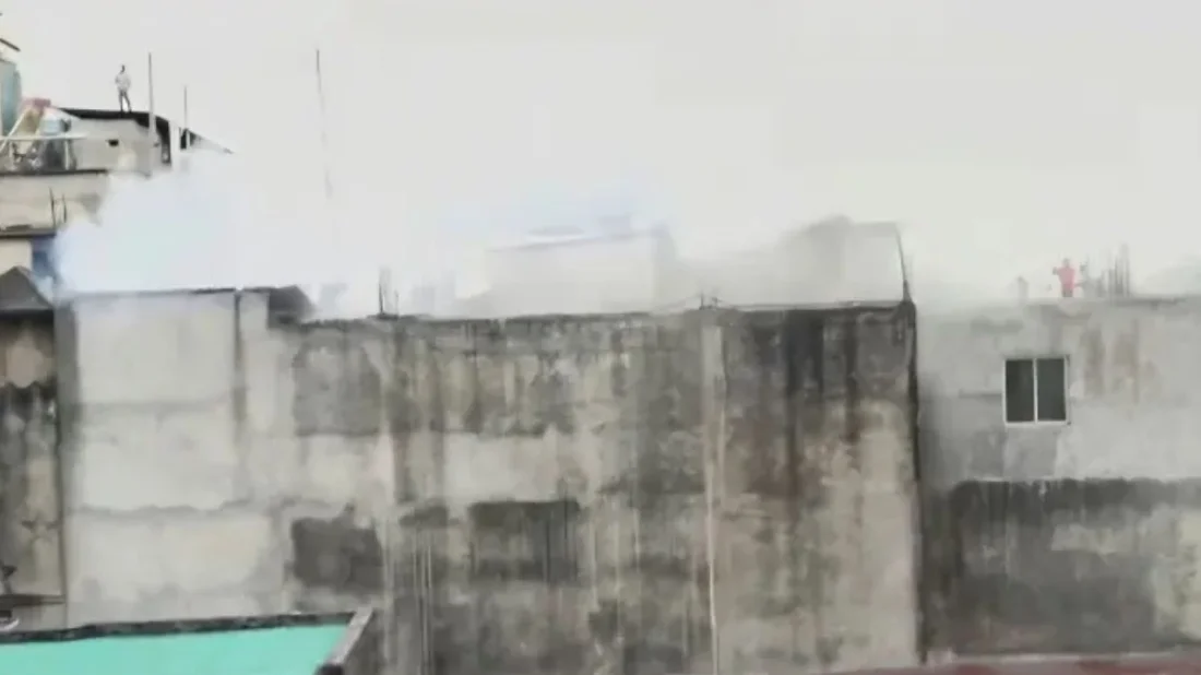 পুরান ঢাকার চকবাজারে মার্কেটে আগুন, নিয়ন্ত্রণে কাজ করছে ফায়ার সার্ভিসের ৫ ইউনিট