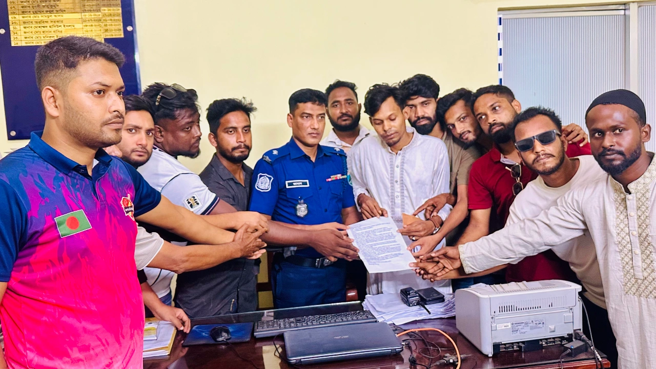 ঈশ্বরদীতে ওয়াজ মাহফিলে রাজনৈতিক বক্তব্য ও উস্কানি বন্ধের দাবিতে প্রশাসনকে স্মারকলিপি