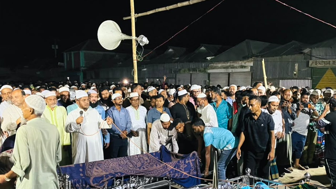 নাটোরে সড়ক দুর্ঘটনায় নিহত ৫ ব্যবসায়ীর একসঙ্গে জানাজা