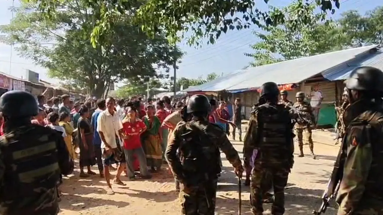 সাজেকে সড়ক অবরোধ, আটকা পড়েছেন প্রায় ৩ হাজার পর্যটক