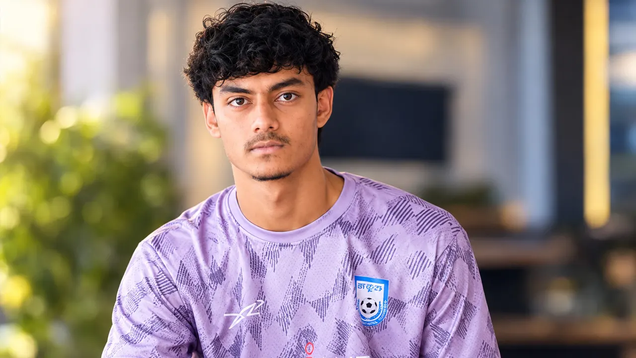 বাংলাদেশ দলের ‘নাম্বার নাইন’ জার্সির ভার ১৮ বছরের মাহি খানের কাঁধে