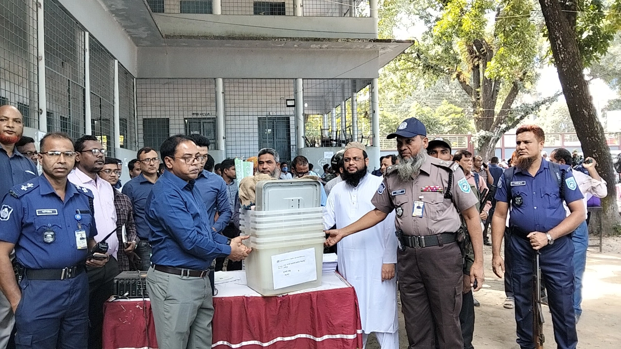 ঠাকুরগাঁও-১ আসনের উপনির্বাচন: কেন্দ্রে কেন্দ্রে যাচ্ছে ব্যালট পেপারসহ সরঞ্জাম