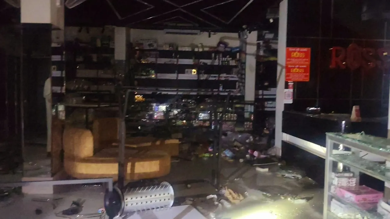গুরুদাসপুরে ছাত্রদল নেতার জানাজা শেষে ব্যবসাপ্রতিষ্ঠানে ভাঙচুর ও লুটপাট