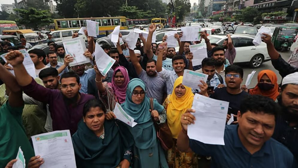 মেধার বদলে টাকার খেলা চলবে না, প্রশ্নফাঁসের দায় সরকারকে নিতে হবে: আসিফ মাহমুদ
