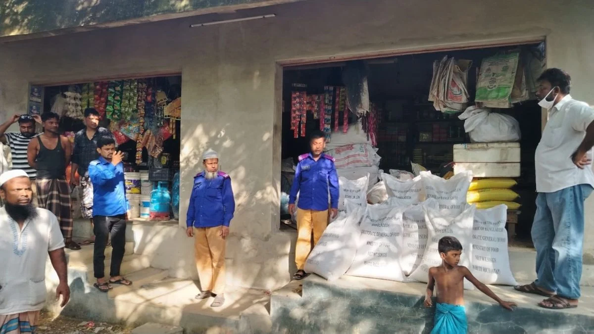 বাঁশখালীতে খাদ্যবান্ধব কর্মসূচির ৯ বস্তা চাল জব্দ, ডিলারশিপ বাতিল