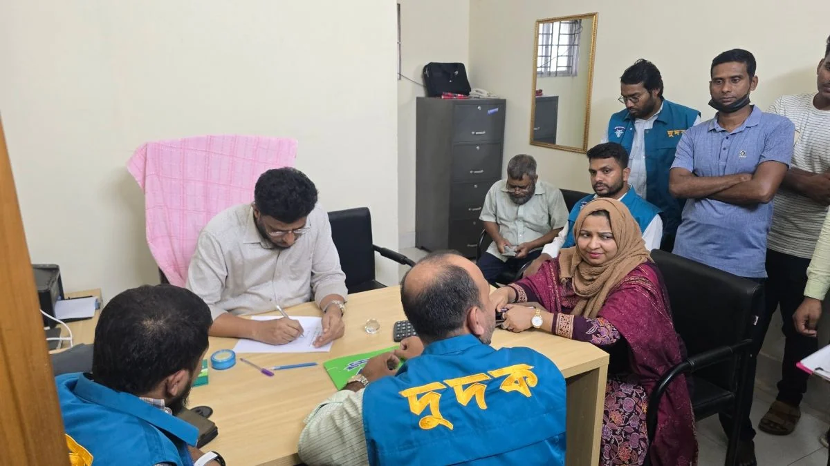 কালীগঞ্জ সাব-রেজিস্ট্রি অফিসে ঘুসের টাকাসহ আটক, জরিমানা ২০০ টাকা