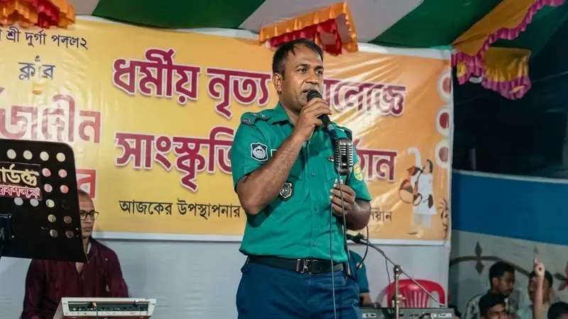 পূজামণ্ডপে পুলিশের পোশাকে গান, এএসআই উদয়ন ফারুক প্রত্যাহার