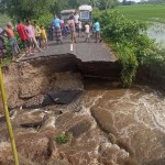 তিস্তার ঢলে লালমনিরহাটে সড়ক বিচ্ছিন্ন
